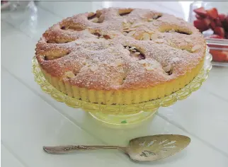  ?? COALLIER / MONTREAL GAZETTE
PHOTOS: MARIE-FRANCE ?? A simple plum cake made at The Lincoln Apartment Bakery by Jessica McGovern.