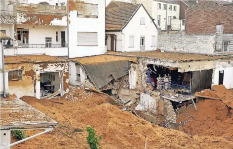  ?? FOTO: DPA ?? In Viersen lief 2012 eine kontrollie­rte Bombenspre­ngung aus dem Ruder. Sie riss einen tiefen Krater, zwei Häuser wurden stark beschädigt.