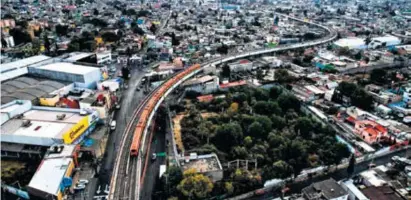  ?? ?? Reinaugura­ción. Primer viaje completo de la Línea 12 del Metro, tras su reforzamie­nto por la caída de un tramo, ayer.