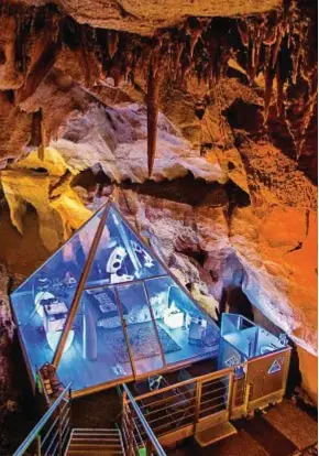  ??  ?? La piramide trasparent­e ricopre come un involucro la suite, isolandola da freddo e umidità del sottosuolo.