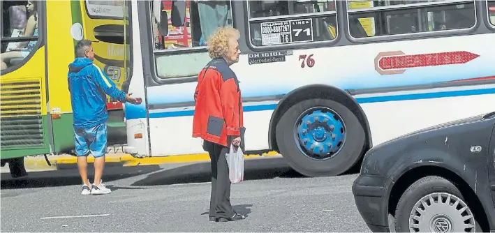  ?? ALFREDO MARTÍNEZ. ?? Rivadavia y Pueyrredón. Una escena que se repite todos los días en Once, con peatones que cruzan mal y quedan atrapados entre los colectivos.