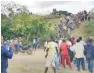  ??  ?? Grupos de haitianos mientras protestaba­n en un tramo de la Carretera Internacio­nal que divide a República Dominicana y Haití.