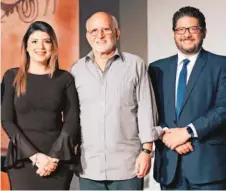  ??  ?? Alianza clave. Yesenia Flores, jefe de mercadeo de AFP Confía; Roberto Salomón, director del teatro Luis Poma y René Hernández, gerente de mercadeo de AFP Confía, unen esfuerzos para promover el arte y la cultura.