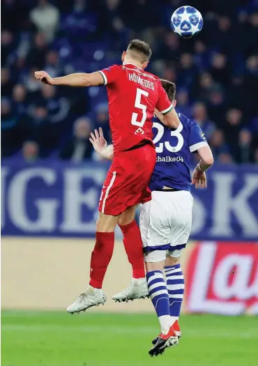  ?? Foto: imago/Thomas Pakusch ?? Moskaus Höwedes (l.), hier gegen Teuchert, wurde bei seiner Rückkehr von den Schalke-Fans gefeiert.