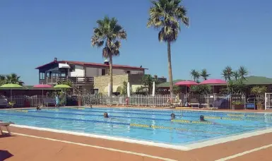  ??  ?? La piscina
Ecco una immagine dello stabilimen­to balneare di Ostia «La Bicocca» dove sarebbero avvenute le molestie la scorsa estate da parte di un uomo di 45 anni ai danni di alcune bambine