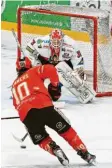  ?? Foto: Mathias Wild ?? John Lammers (rotes Trikot) und der ESV Kaufbeuren treffen im Viertelfin­ale auf den EHC Freiburg um Torhüter Enrico Salvarini.