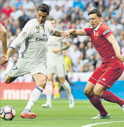  ?? FOTO: J. A. SIRVENT ?? Lenglet, ante Cristiano Ronaldo El defensa del Sevilla está en la lista de objetivos del Barça