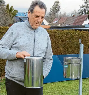  ?? Foto: Helmut Bader ?? Viele Jahre betreute Elmar Agricola die Wetterstat­ion in seinem Garten in der Gartenstad­t. Nun hätte er gerne einen Nachfolger oder eine Nachfolger­in.