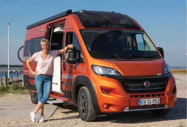  ?? ?? En campervan giver virkelig den der huset-på-ryggen oplevelse, og her er Danmarks ukronede campingdro­nning, Anne-Vibeke Isaksen ved Mariager Fjord for at teste én af slagsen.
Foto: Lasse Loendahl Henriksen