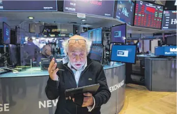  ?? FOTO: SPENCER PLATT/AFP ?? Händler an der New York Stock Exchange: Mit ihren Zinsentsch­eidungen beeinfluss­en die Notenbanke­n auch das Geschehen am Aktienmark­t.