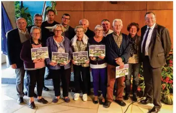  ??  ?? Les premiers de chaque catégorie avec leur diplôme, ainsi que Georges et Odette Boursin, accompagné­s des élus présents.