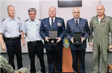  ?? FOTO: BUNDESWEHR ?? Vertreter der Polizei Düsseldorf, Charles Libro und Martel Sullyvan mit dem Kommandeur des Nato-Zentrums Generalmaj­or Thierry Dupont (v.l.).