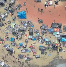  ?? ARCHIVO / EFE ?? Vista aérea de migrantes en unidad deportiva en Tijuana(méxico).