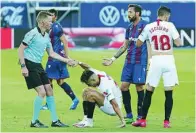  ?? LALIGA ?? El árbitro levanta a Munir del suelo en un momento del partido de ayer en La Nucía