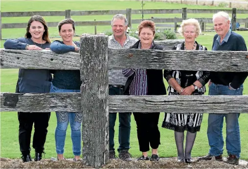  ?? ROBYN EDIE/STUFF 635444449 ?? The Bell family is heavily involved with the Southland A & P Show. Pictured, from left, Georgina, Sarah, Ken, Paula, Catherine and Bert.