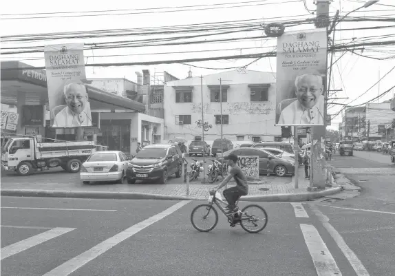  ?? BANAYNAL
ALDO NELBERT ?? Banners bearing the smiling image of the late Ricardo Cardinal Vidal are displayed along the procession­al route for his funeral today.