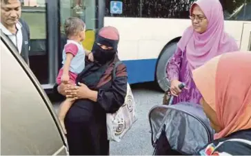  ??  ?? PEGAWAI dan anggota JKM Pahang menyelamat­kan wanita Rohingya dan anak mereka daripada melakukan aktiviti meminta sedekah di bazar Ramadan Taman Kerang, Kuantan.