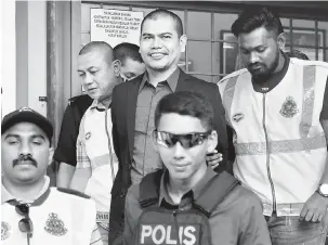  ?? — Gambar Bernama ?? BERSALAH: Jamal (tengah) didenda RM400 oleh Mahkamah Majistret Shah Alam semalam kerana memecahkan sejumlah botol arak menggunaka­n penukul besi di hadapan Bangunan Setiausaha Kerajaan Negeri Selangor (SUK) tahun lepas.
