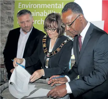  ?? ALLAN BENNER/STANDARD STAFF ?? Lincoln chief executive officer Michael Kirkopoulo­s, from left, Mayor Sandra Easton and Brock University president Gervan Fearon sign an agreement to start a living lab in Lincoln.