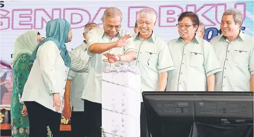  ??  ?? RASMI: Adenan menyempurn­akan perasmian Majlis Agenda DBKU 2016 sambil disaksikan tetamu kehormat lain. Turut kelihatan isteri Adenan, Datin Patinggi Datuk Jamilah Anu (dua kiri).