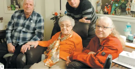  ?? PHOTOS COURTOISIE ET DOMINIQUE SCALI ?? 1. Marie-Rose Hamel en compagnie de trois de ses enfants : Robert, Pierre et Yvette Chabot. 2. Lilly Bolduc, embrassée par sa petite-fille Fanny Parent, a versé des larmes de joie quand elle a appris jeudi qu’elle allait enfin changer de CHSLD. 3. Le 13 octobre, Sylvie Parent a réalisé que la paille de sa mère était remplie de moisissure. Elle se serait fait répondre que le personnel n’a pas le temps de laver les verres.