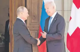  ??  ?? Los presidente­s Vladimir Putin (i), de Rusia; y Joe Biden (d) de Estados Unidos, ayer, en su primera reunión, en Ginebra.