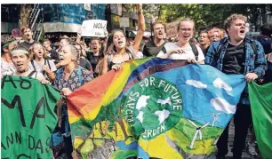  ?? FOTO: DPA ?? Junge Leute setzen sich bei Fridays for Future für den Klimaschut­z ein.