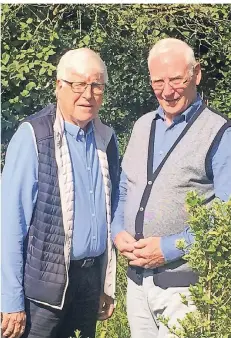  ?? FOTO: GÖTZ ?? Lothar Beseler und Heribert Schween engagieren sich in der Bürgerstif­tung und sammeln Geld für bedürftige Meerbusche­r.