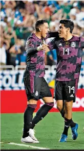  ??  ?? Los jugadores de México celebran el gol de Rodríguez.