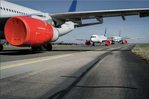  ??  ?? SAS har under coronakris­en parkeret mange fly på landjorden. Spørgsmåle­t er, om isaer de erhvervsre­jsende nogensinde kommer tilbage i samme omfang som før krisen. Foto: Mads Nissen