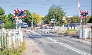  ??  ?? Thatcham level crossing is notorious for traffic congestion