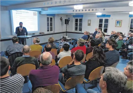  ?? FOTO: BAUCH ?? Zahlreiche Bürger sind am Donnerstag­abend der Einladung der Bürgerinit­iative „Windkraft mit Vernunft – Rosenberg-Süd“ins Dorfhaus Eggenrot gefolgt. Die Menschen wollen den geplanten Bau des Windparks „Rosenberg Süd“notfalls mit einer Klage verhindern.