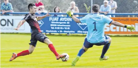  ?? Foto: Ernst Mayer ?? Es war die erste von einigen richtig guten Gelegenhei­ten: Ahmet Cam spielt den Ball am Olchinger Torwart Stefan Held vorbei – und wird einen Augenblick später Opfer eines Platzfehle­rs.