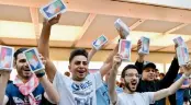  ?? — AFP ?? First customers display their iPhone X sets at an Apple showroom in Sydney on November 3, 2017.