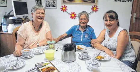 ?? FOTO: PHILIPP RICHTER ?? Kaffee und Kuchen gibt es jeden Tag bei Klara Kolodziej (Mitte). Mit dabei ist ihre Tochter Beatrix Schröder (links) und die Haushaltsh­ilfe Minka Ivanova aus Bulgarien.
