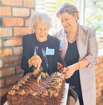  ?? Photos / Supplied ?? Past president Justine Baxter (left) and current president Sue Hall cut the cake at the 75th celebratio­n.