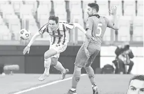  ?? — Gambar AFP ?? SENGIT: Federico Chiesa (kiri) bersaing dengan pemain pertahanan Spezia Riccardo Marchizza pada perlawanan Serie A the Itali di antara Juventus menentang Spezia di stadium Juventus di Turin, kelmarin.