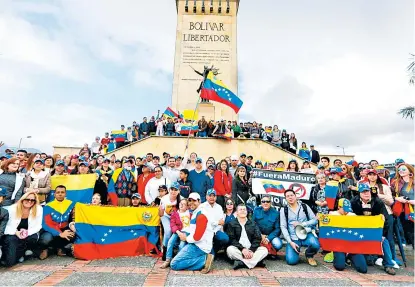  ??  ?? Cientos de venezolano­s protestaro­n contra los comicios de hoy en el monumento a Bolívar en Bogotá.