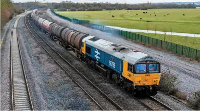  ?? WILLIAM MANKELOW. ?? GB Railfreigh­t 66789 British Rail 1948-1997 nears Oxford on March 28, with the 1205 Theale-Immingham oil tanks. Government wants freight more involved in franchisin­g decisions.