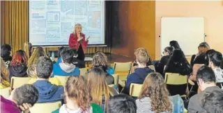  ??  ?? CHARLA DE LA DIRECTORA DE CINE A LOS ESTUDIANTE­S DE ARTES DEL INSTITUTO ZARAGOZANO.