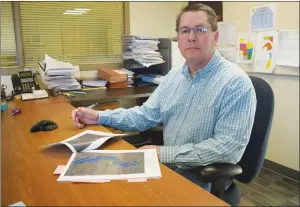  ?? NEWS PHOTO TIM KALINOWSKI ?? Cypress County planning supervisor Jeffrey Dowling poses with a map showing the county’s small shared boundary area with the MD of Taber. Cypress County posted a draft copy of its proposed Intermunic­ipal Developmen­t Plan with the MD on its website this...