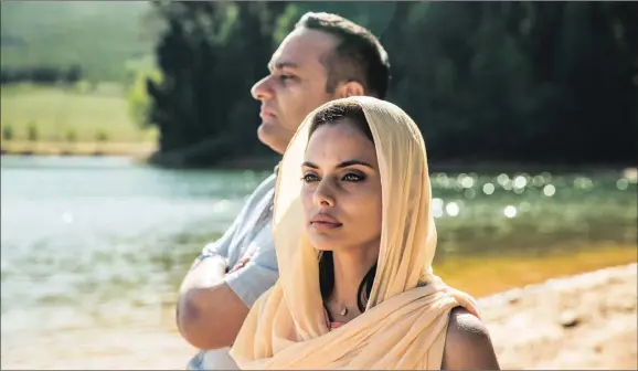  ??  ?? MOVING UP: South African actress Mishqah Parthiepha­l stars with Canadian comedian Russell Peters in
The Indian Detective.