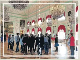  ?? BRUNA TONI/ESTADÃO ?? Em grupo. Guia explica detalhes da decoração do Peterhof