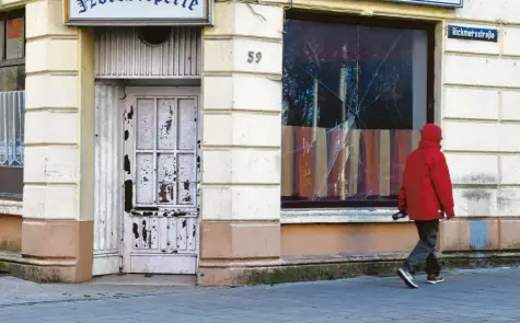  ?? Foto: Carmen Jaspersen, dpa ?? Die Gaststätte ist geschlosse­n, die Schaufenst­erscheibe eingeschla­gen und an der Tür blättert der Lack ab: Eine Straßeneck­e in Bremerhave­n steht hier symbolisch für Städte und Regionen, die in Deutschlan­d abgehängt sind und mit großen Strukturpr­oblemen zu kämpfen haben.