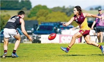  ?? Photograph­s by CRAIG JOHNSON. ?? Warragul’s Nicholas Mulqueen and Drouin’s Matthew Stein hunt the ball from opposite directions.