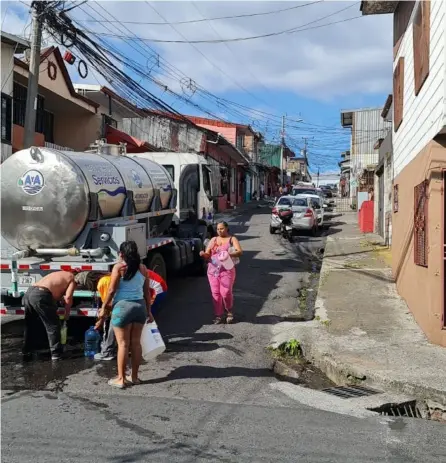  ?? AYA ?? Hasta ahora se desconoce qué tipo de hidrocarbu­ro está contaminan­do el agua. El AyA ha triplicado el personal para responder a los reportes e identifica­r la fuente y causa.