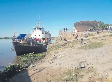  ?? ?? La embarcació­n Aquidabán en el puerto de Fuerte Olimpo, en uno de sus últimos viajes a la capital del Alto Paraguay.