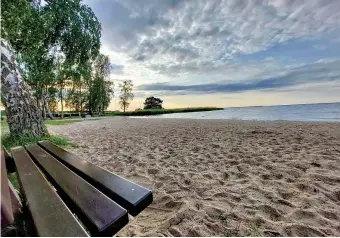  ?? FOTO: SIMONE WEIRAUCH ?? Der Strand von Vogelsang-Warsin. Hier könnte die Wasserqual­ität dauerhaft getestet werden, wenn die Gemeinde zustimmt.