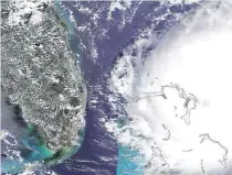  ??  ?? El huracán Dorian se acercaba anoche a la península de la Florida, en EE.UU., donde rige la evacuación obligatori­a.