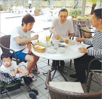  ?? PICTURE: JAPAN NEWS ?? Takatoshi Miyauchi, right, chats with other homemakers in Shibuya Ward, Tokyo.